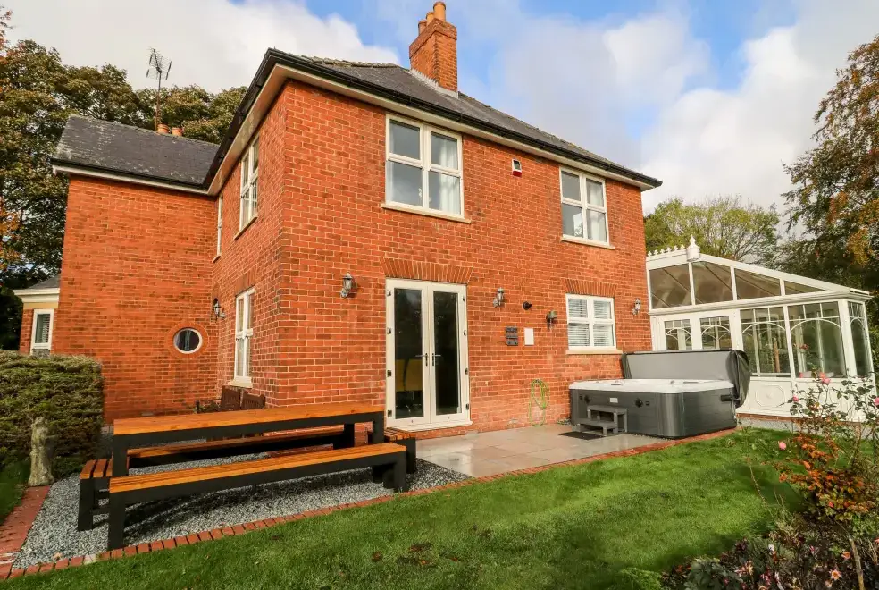Private Hot Tub at Routhorpe House