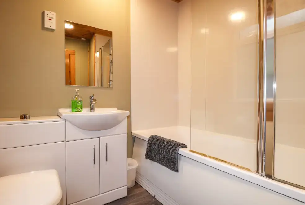 Family bathroom at Rowan Lodge