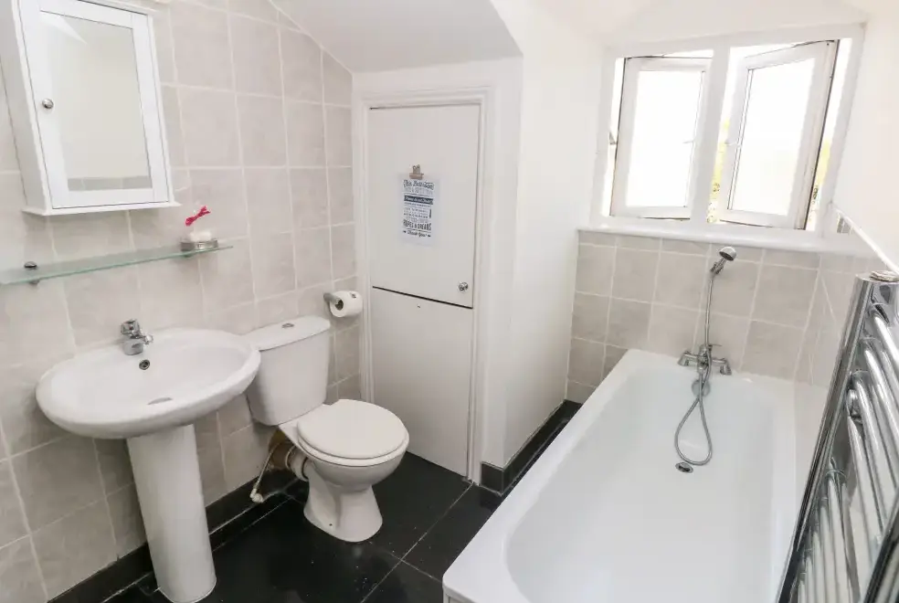 Family bathroom at Saddlers Cottage, Berllandeg Farm