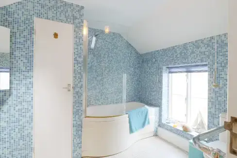 Family bathroom at Samphire, Kent