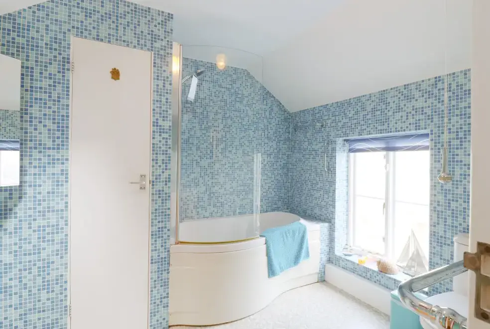 Family bathroom at Samphire