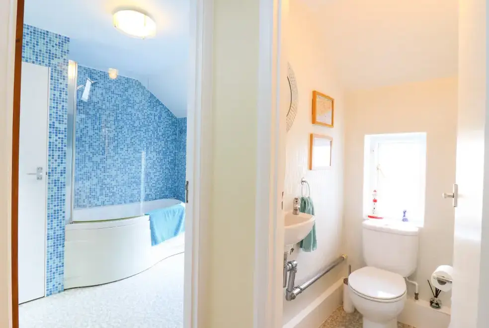 Ensuite bathroom at Samphire