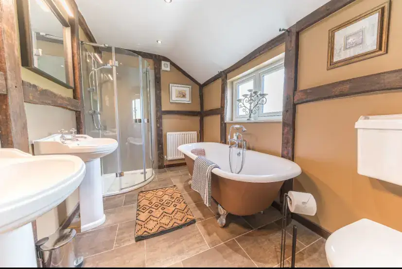 Family bathroom at Sandbeds Farmhouse