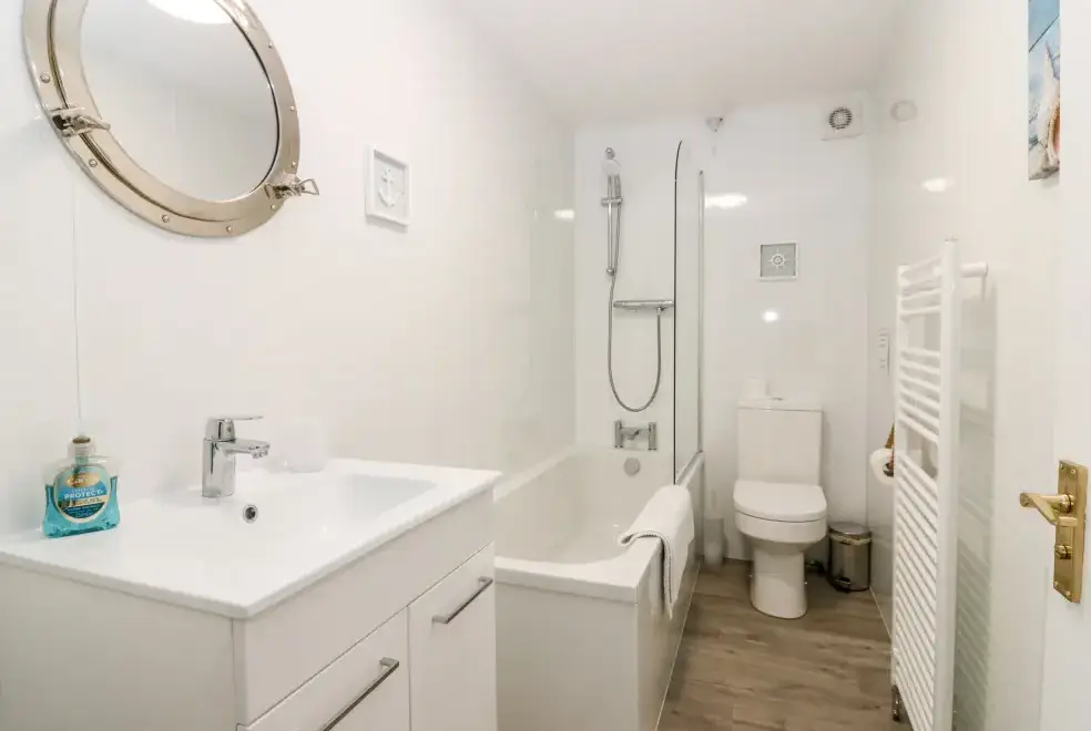 Family bathroom at Seaspray Cottage