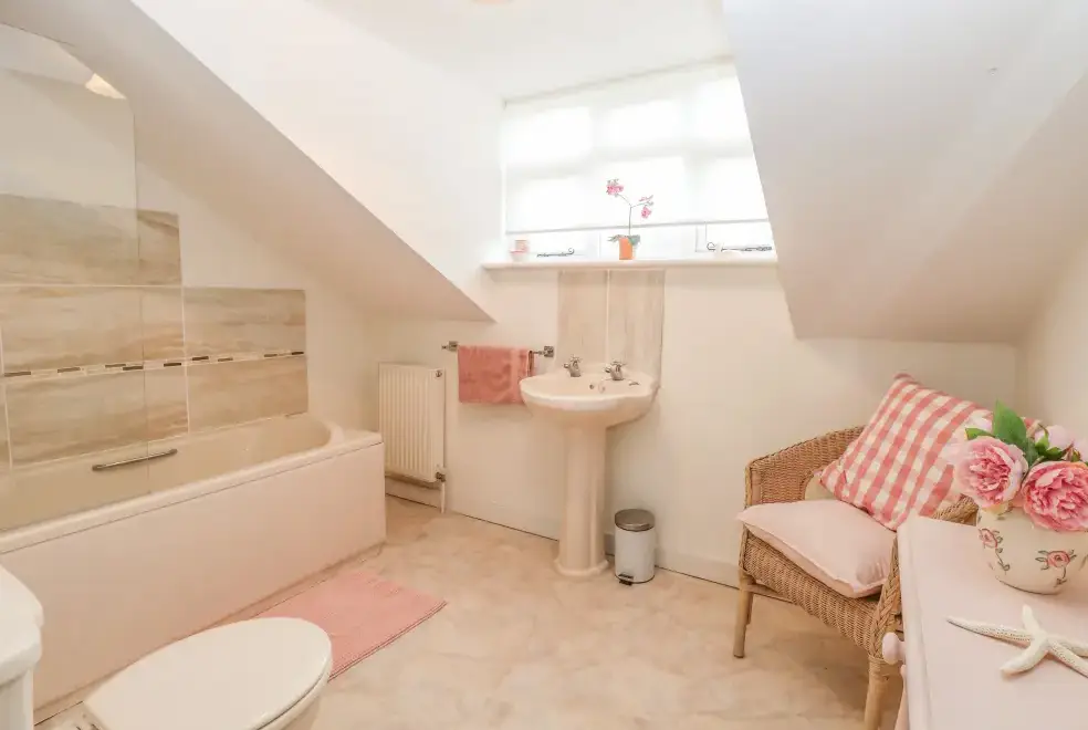 Family bathroom at Sleepeezy