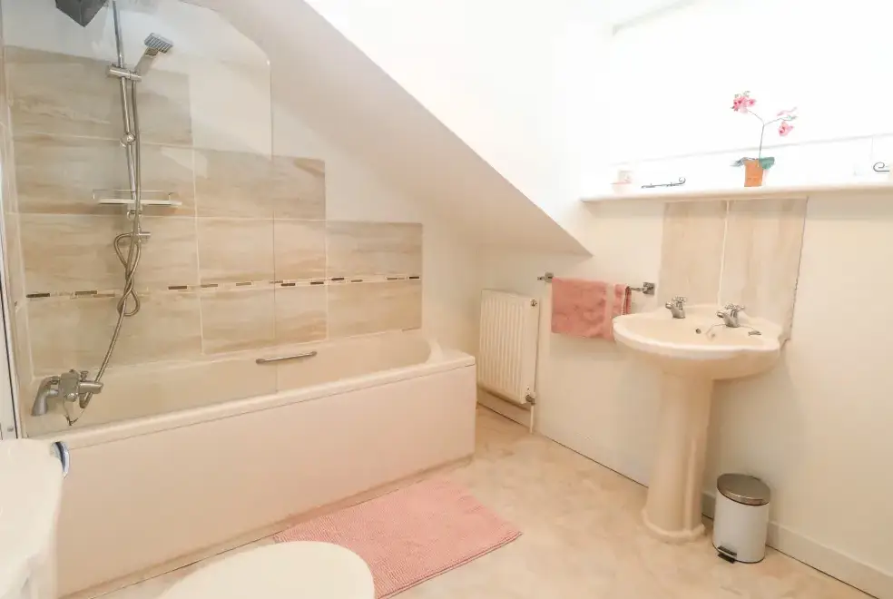 Family bathroom at Sleepeezy