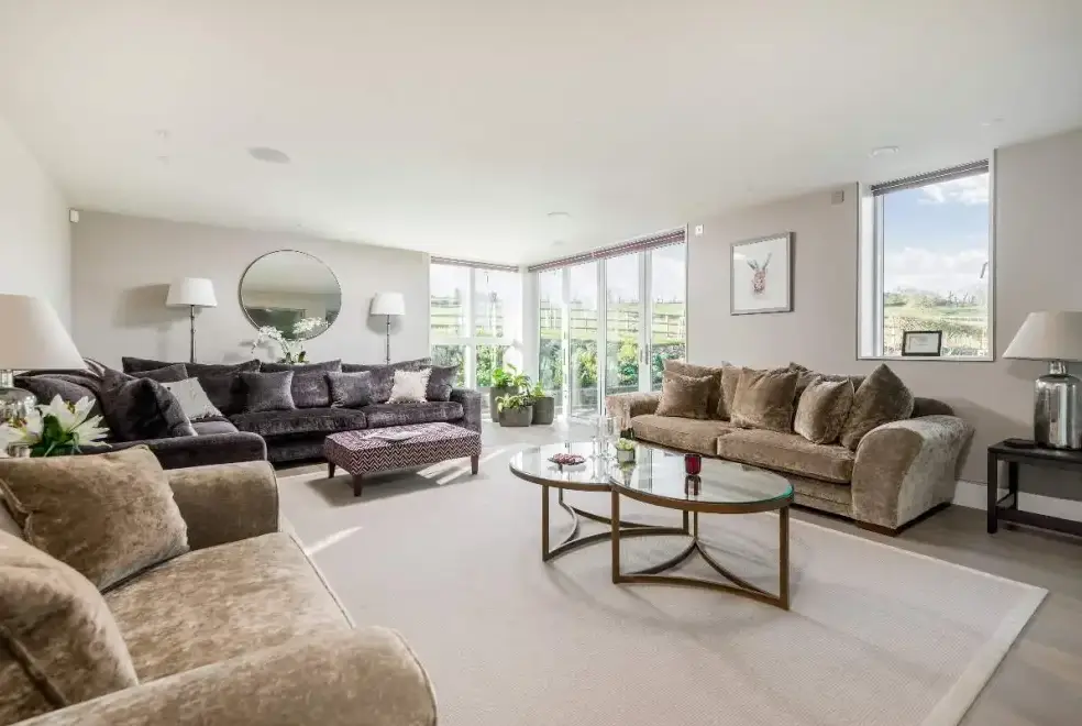 Lounge at Sleeps 10, Gold Award Winning House, M1 rated, ideal for all generations with downstairs bedroom and wet room