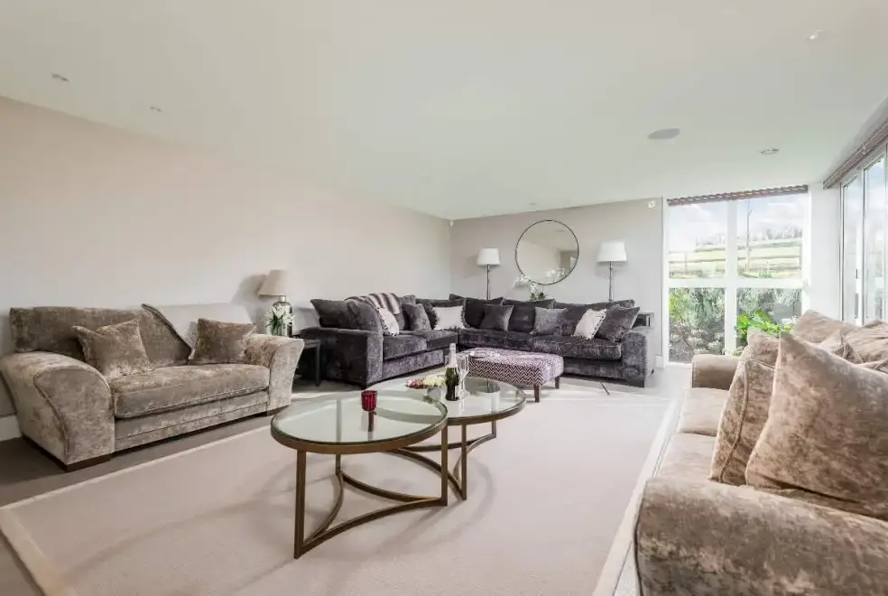 Lounge at Sleeps 10, Gold Award Winning House, M1 rated, ideal for all generations with downstairs bedroom and wet room