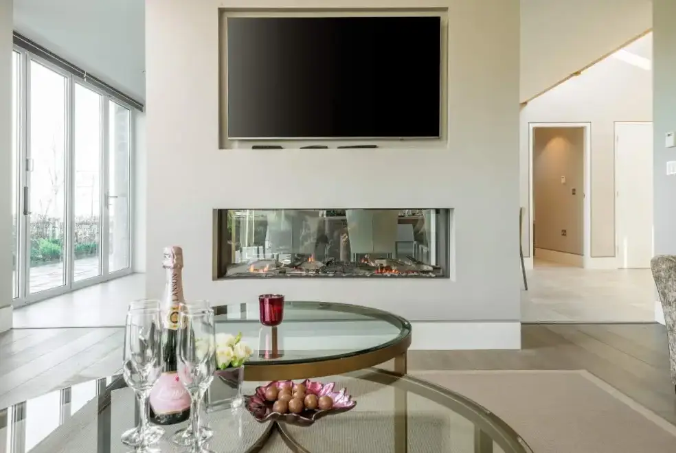 Lounge at Sleeps 10, Gold Award Winning House, M1 rated, ideal for all generations with downstairs bedroom and wet room