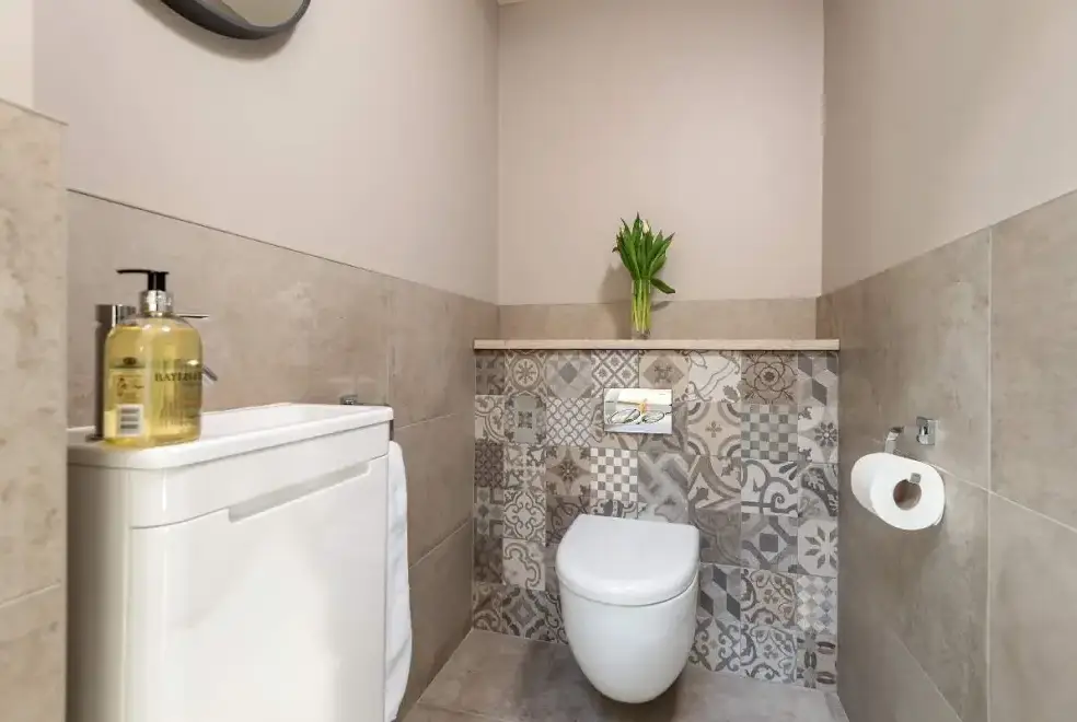 Loo at Sleeps 10, Gold Award Winning House, M1 rated, ideal for all generations with downstairs bedroom and wet room