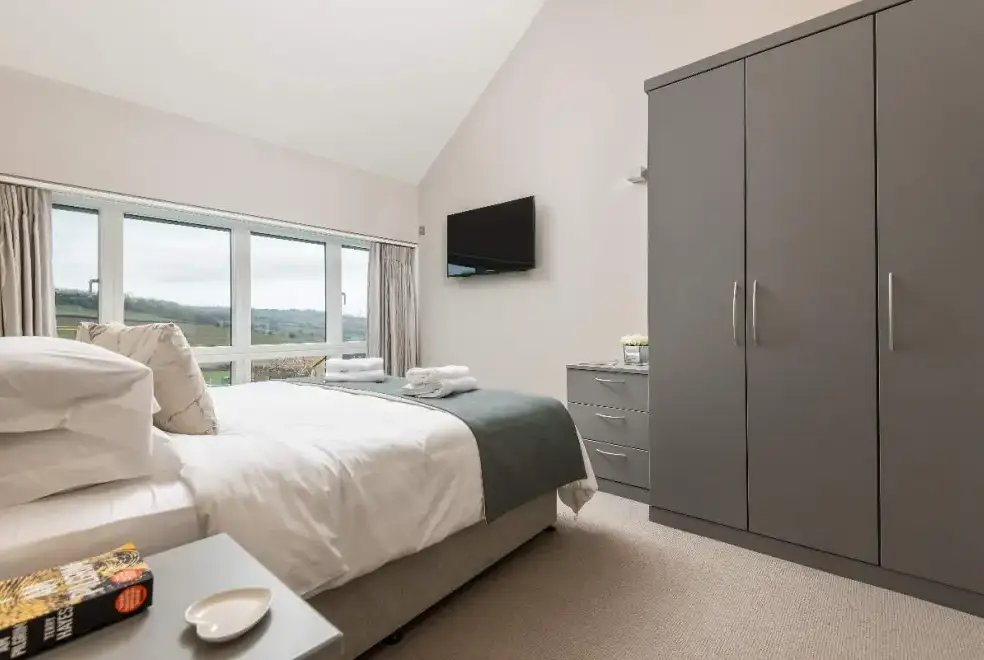 Bedroom at Sleeps 10, Gold Award Winning House, M1 rated, ideal for all generations with downstairs bedroom and wet room