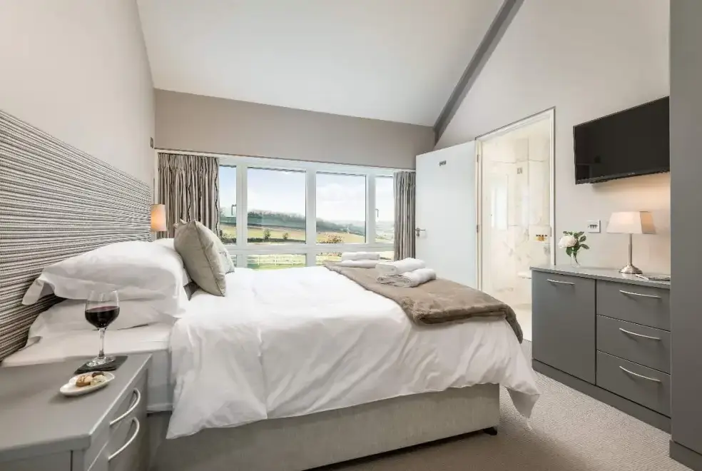Bedroom at Sleeps 10, Gold Award Winning House, M1 rated, ideal for all generations with downstairs bedroom and wet room
