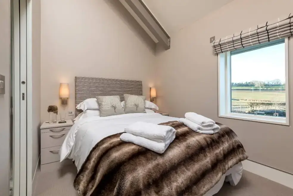 Bedroom at Sleeps 10, Gold Award Winning House, M1 rated, ideal for all generations with downstairs bedroom and wet room