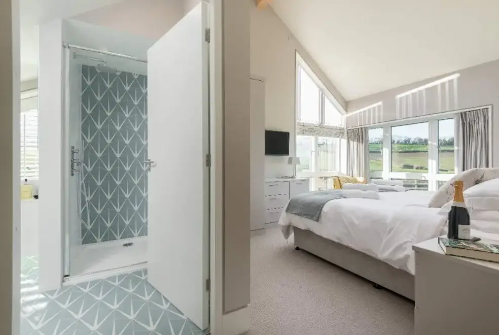 Bedroom at Sleeps 10, Gold Award Winning House, M1 rated, ideal for all generations with downstairs bedroom and wet room