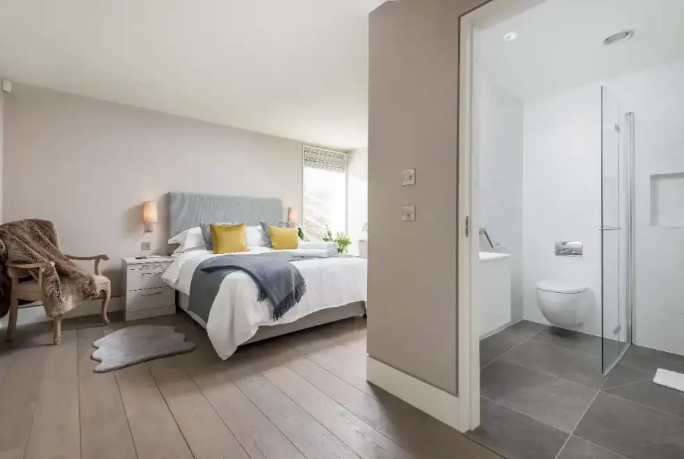 Bedroom at Sleeps 10, Gold Award Winning House, M1 rated, ideal for all generations with downstairs bedroom and wet room