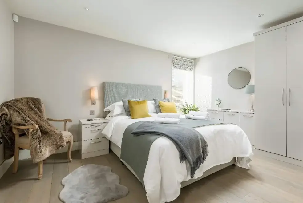 Bedroom at Sleeps 10, Gold Award Winning House, M1 rated, ideal for all generations with downstairs bedroom and wet room