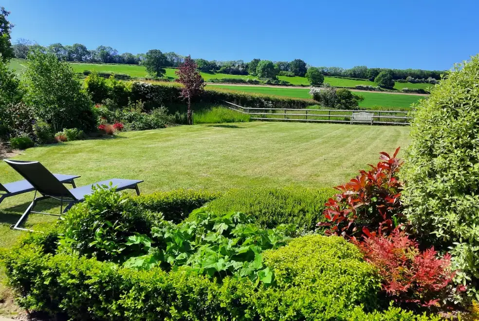 Countryside views at Sleeps 10, Gold Award Winning House, M1 rated, ideal for all generations with downstairs bedroom and wet room