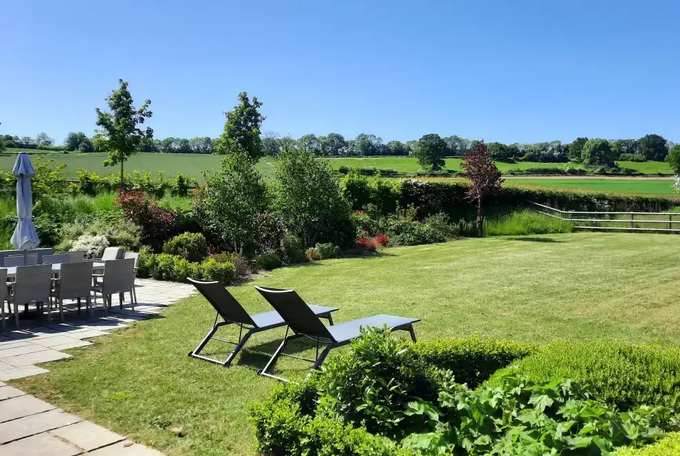 Countryside views at Sleeps 10, Gold Award Winning House, M1 rated, ideal for all generations with downstairs bedroom and wet room