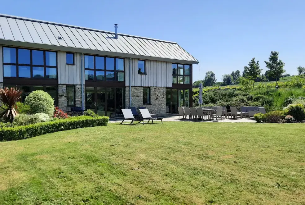 Garden at Sleeps 10, Gold Award Winning House, M1 rated, ideal for all generations with downstairs bedroom and wet room