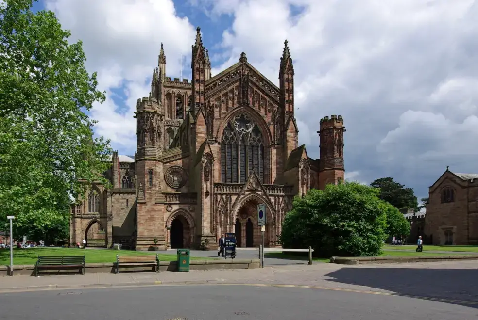 National landscape near Sleeps 10, Gold Award Winning House, M1 rated, ideal for all generations with downstairs bedroom and wet room