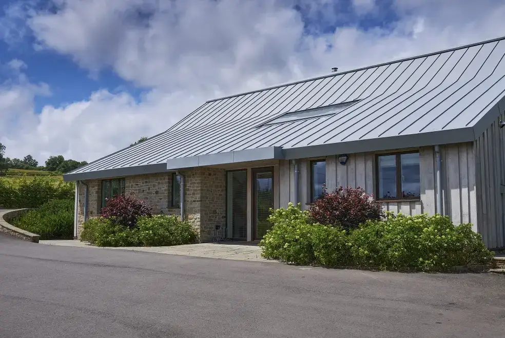 Sleeps 10, Gold Award Winning House, M1 rated, ideal for all generations with downstairs bedroom and wet room, from the outside