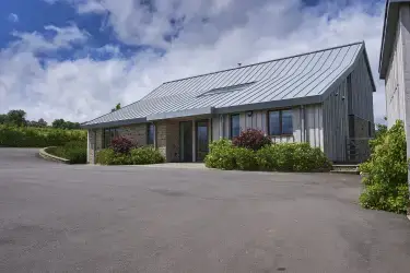 Sleeps 10, Gold Award Winning House, M1 rated, ideal for all generations with downstairs bedroom and wet room