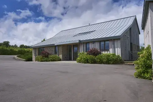 Sleeps 10, Gold Award Winning House, M1 rated, ideal for all generations with downstairs bedroom and wet room, Sleeps 10, last minute escape