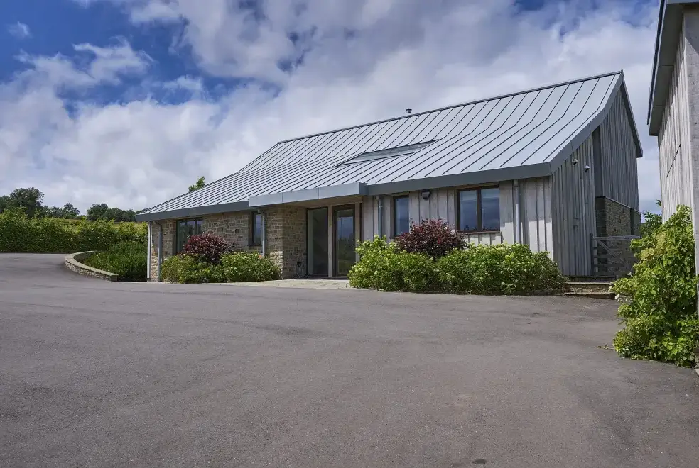 Sleeps 10, Gold Award Winning House, M1 rated, ideal for all generations with downstairs bedroom and wet room, from the outside