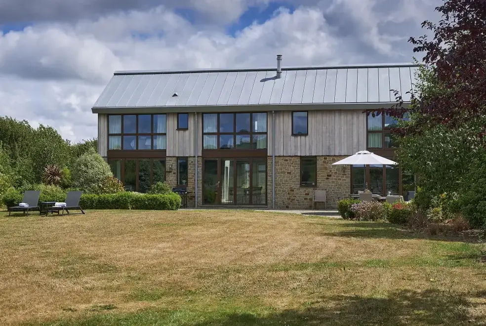 Garden at Sleeps 10, Gold Award Winning House, M1 rated, ideal for all generations with downstairs bedroom and wet room