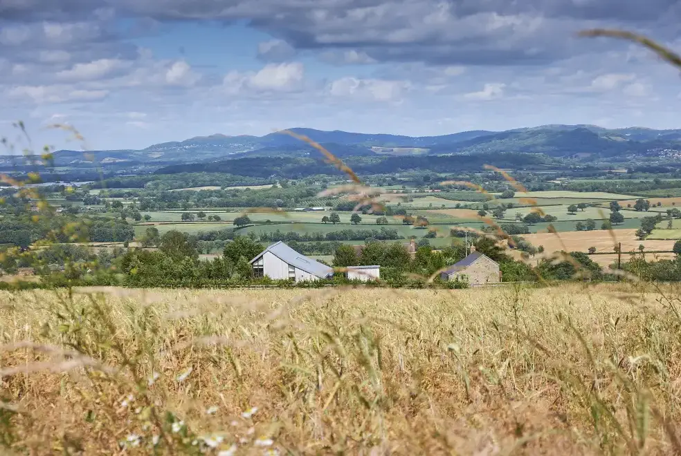 Countryside views at Sleeps 10, Gold Award Winning House, M1 rated, ideal for all generations with downstairs bedroom and wet room