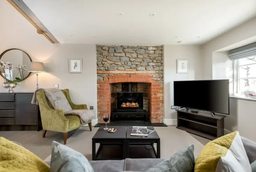 Lounge at Sleeps 2, Romantic, Modern, Luxurious Cottage with garden, WiFi and Amazing Views