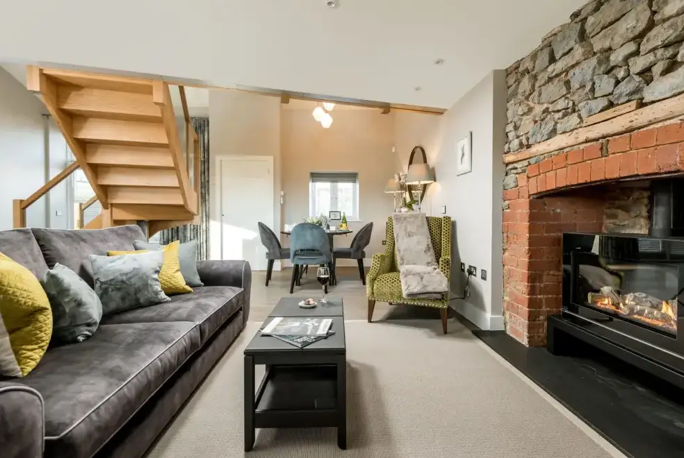 Lounge at Sleeps 2, Romantic, Modern, Luxurious Cottage with garden, WiFi and Amazing Views