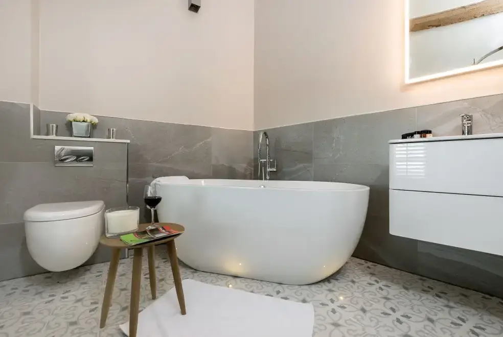 Family bathroom at Sleeps 2, Romantic, Modern, Luxurious Cottage with garden, WiFi and Amazing Views