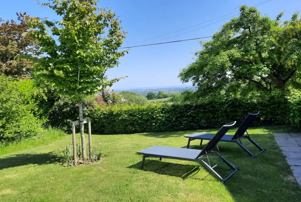 Garden at Sleeps 2, Romantic, Modern, Luxurious Cottage with garden, WiFi and Amazing Views