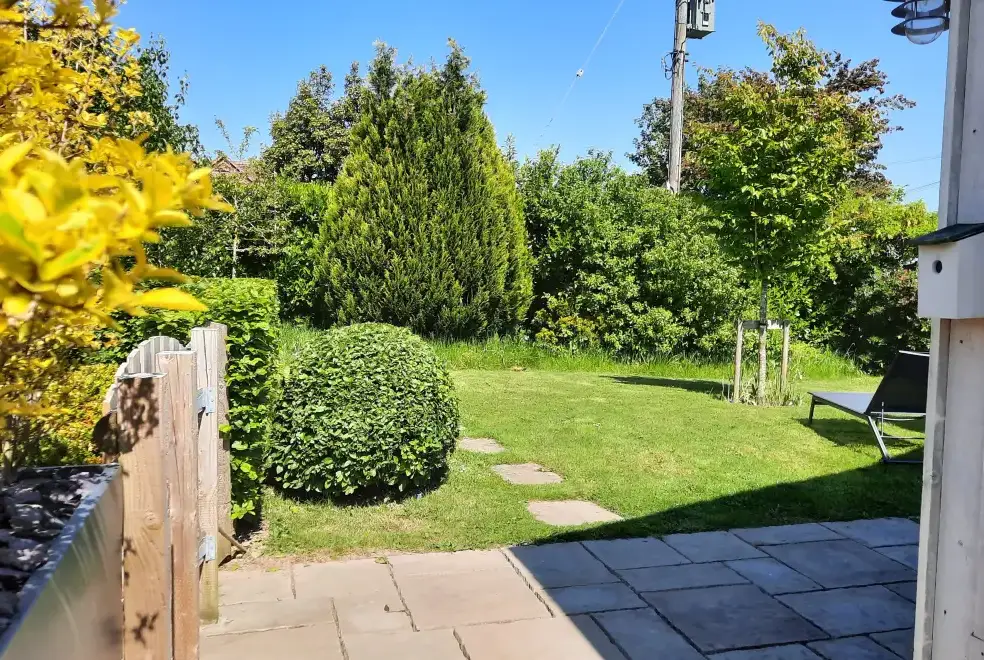 Garden at Sleeps 2, Romantic, Modern, Luxurious Cottage with garden, WiFi and Amazing Views