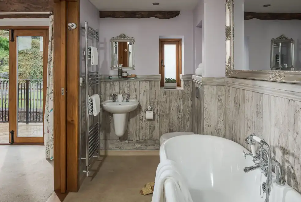 Ensuite bathroom at Smokeham Farm
