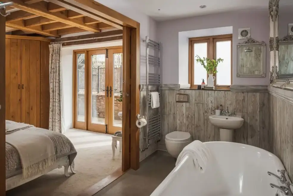 Ensuite bathroom at Smokeham Farm