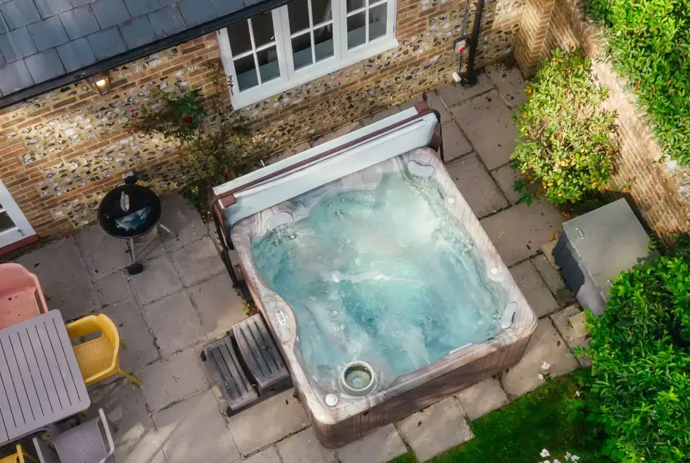 Private Outdoor Hot Tub at Snowdrop Cottage