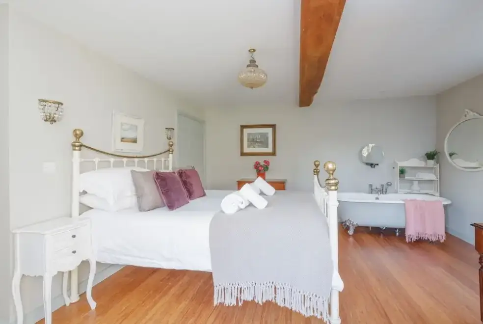 Four-poster bedroom at Snowdrop Cottage