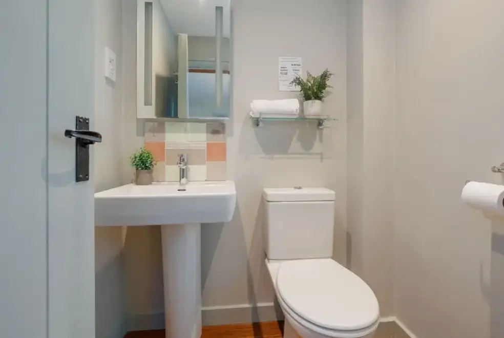 Family bathroom at Snowdrop Cottage