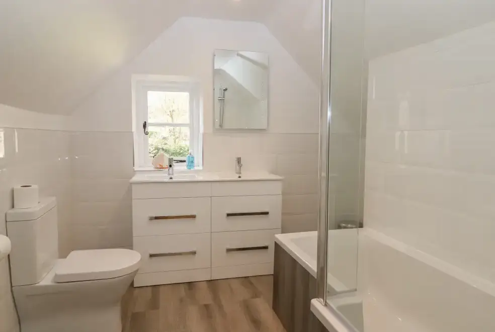 Family bathroom at South Hill Farmhouse