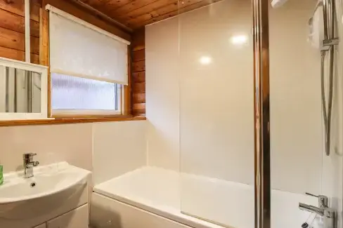 Family bathroom at Spruce Lodge, Highland