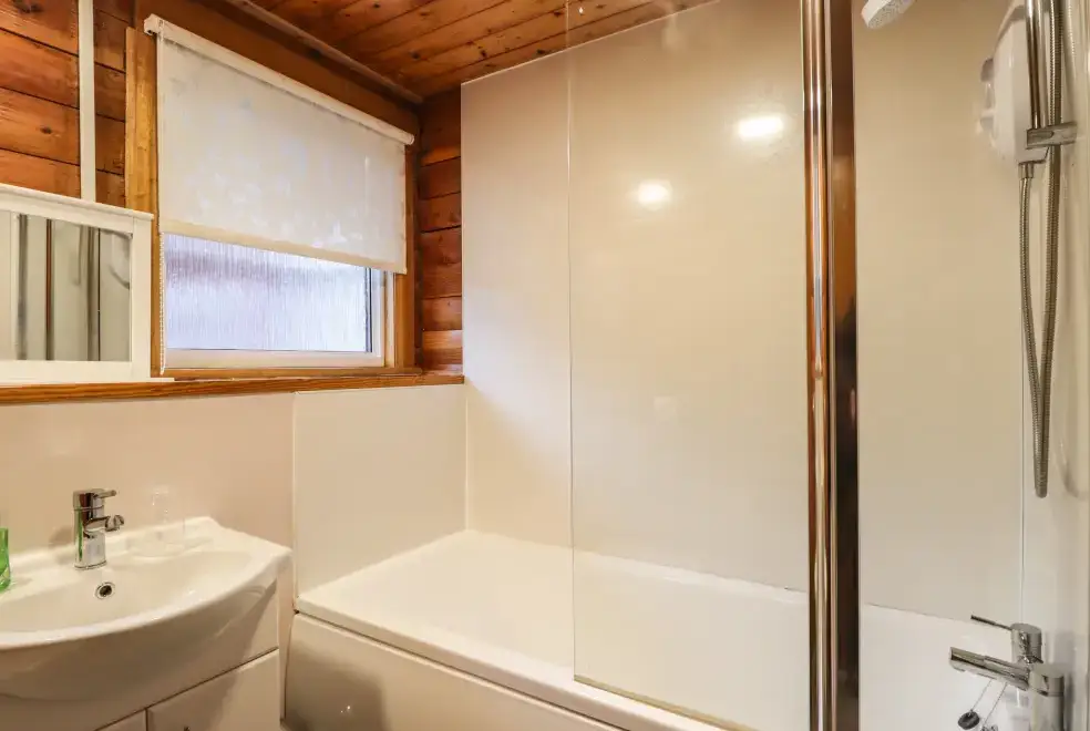 Family bathroom at Spruce Lodge