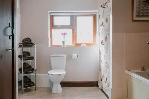 Family bathroom at Stargazer's Field House, Herefordshire