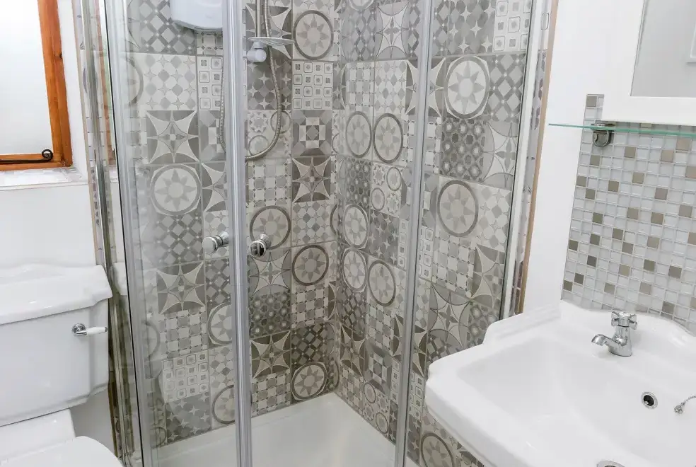 Shower room at Stoney-Brook Lodge