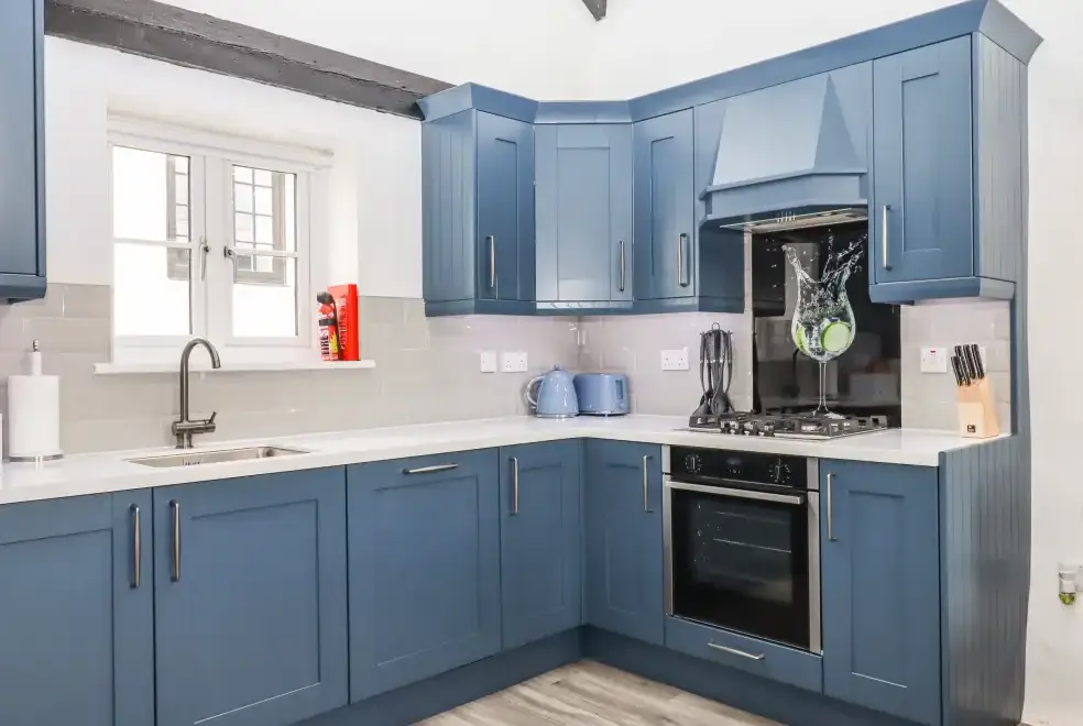 Well equipped kitchen at Strawberry Bank - Kingfisher