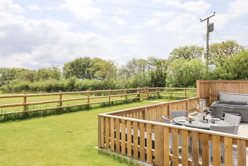 Enclosed garden at Strawberry Bank - Kingfisher