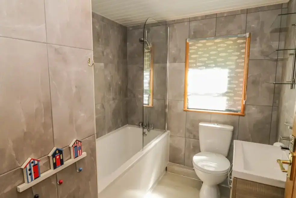 Family bathroom at Striding Holiday Lodge