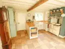 Farmhouse style kitchen at Sunny Cottage - thumbnail photo