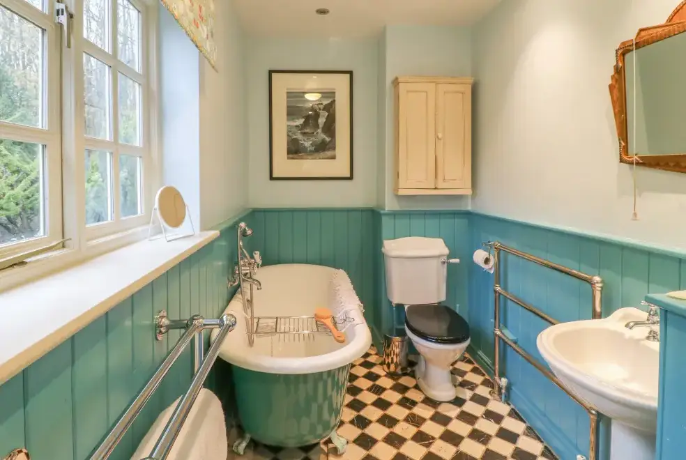 Family bathroom at Sunny Cottage